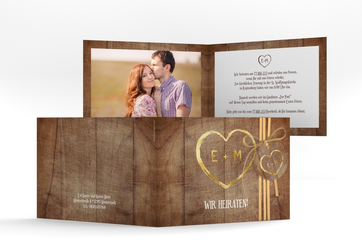 Hochzeitseinladung "Wood" A6 Klappkarte quer braun gold in rustikaler Holz-Optik mit Herz