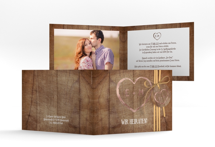 Hochzeitseinladung Wood A6 Klappkarte quer braun rosegold in rustikaler Holz-Optik mit Herz