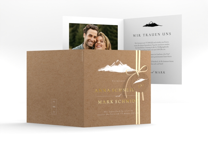 Hochzeitseinladung Berghochzeit quadr. Klappkarte Kraftpapier gold mit Berg-Motiv