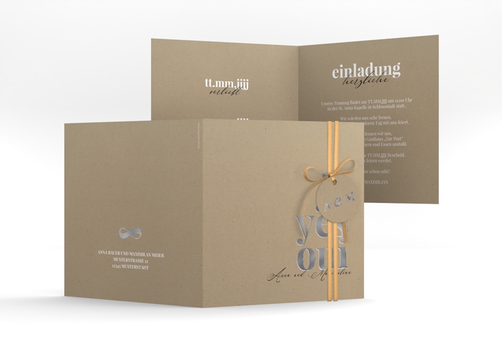 Hochzeitseinladung Oui quadr. Klappkarte Kraftpapier silber mit Ja-Wort in verschiedenen Sprachen