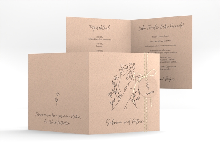 Hochzeitseinladung Blumenglück quadr. Klappkarte apricot hochglanz mit ineinander verschlungenen Händen