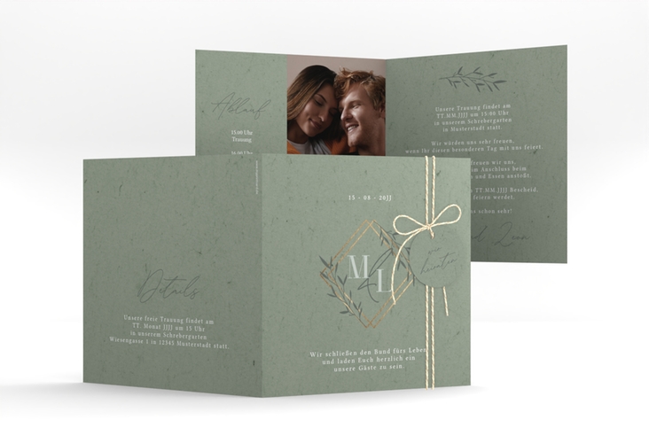 Hochzeitseinladung Greenletter quadr. Klappkarte gruen mit Initialen in elegantem Goldrahmen mit Blättern