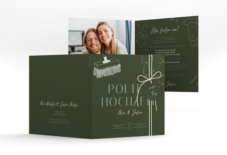 Hochzeitseinladung Polterhochzeit quadr. Klappkarte gruen mit Besen und kaputtem Porzellanteller