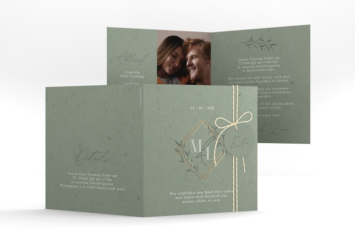 Hochzeitseinladung Greenletter quadr. Klappkarte gruen mit Initialen in elegantem Goldrahmen mit Blättern