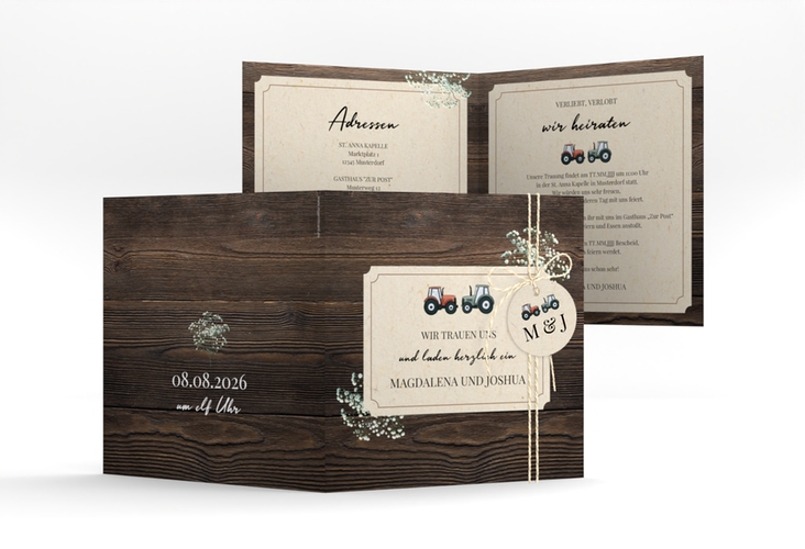 Hochzeitseinladung Bauernhochzeit quadr. Klappkarte braun in rustikaler Holz-Optik mit Schleierkraut und zwei kleinen Traktoren