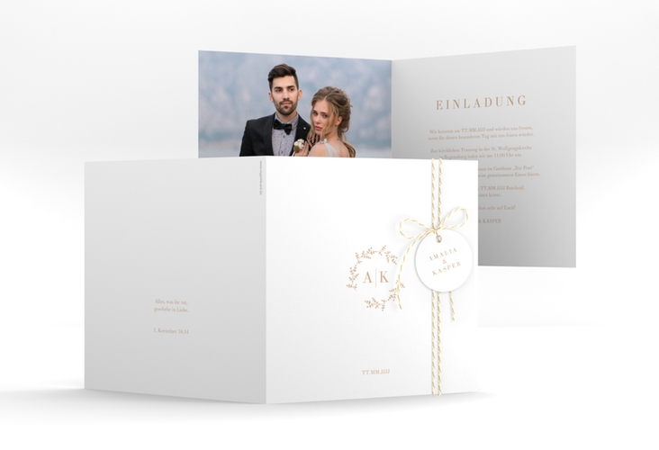 Hochzeitseinladung Filigrana quadr. Klappkarte beige in reduziertem Design mit Initialen und zartem Blätterkranz