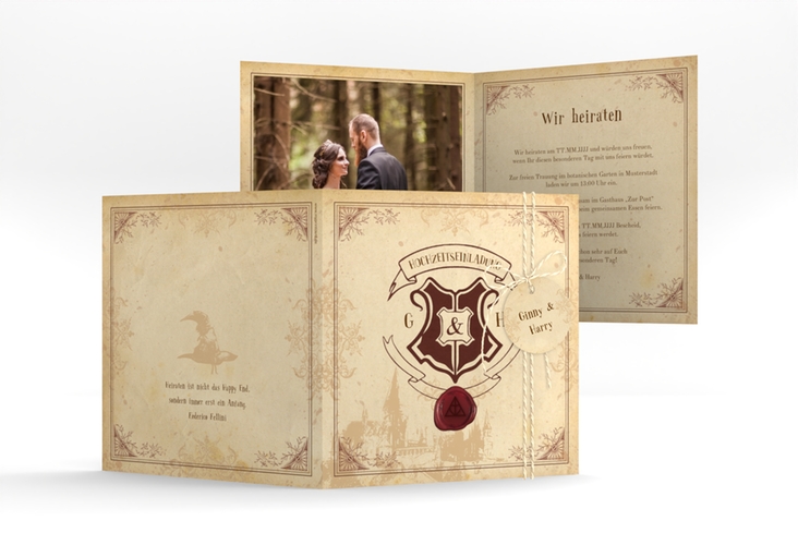 Hochzeitseinladung Zauberkunst quadr. Klappkarte beige hochglanz mit Fantasy-Wappen, Siegel und Zauberschule