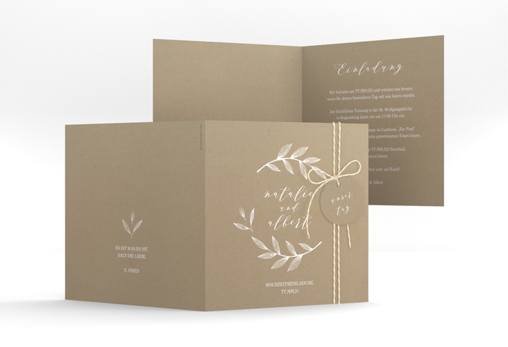 Hochzeitseinladung Naturelove quadr. Klappkarte weiss hochglanz in Kraftpapier-Optik mit Blätterkranz
