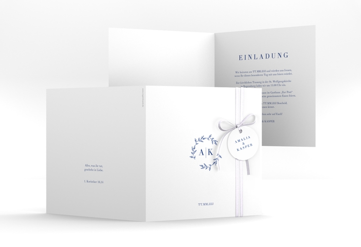 Hochzeitseinladung Filigrana quadr. Klappkarte blau hochglanz in reduziertem Design mit Initialen und zartem Blätterkranz
