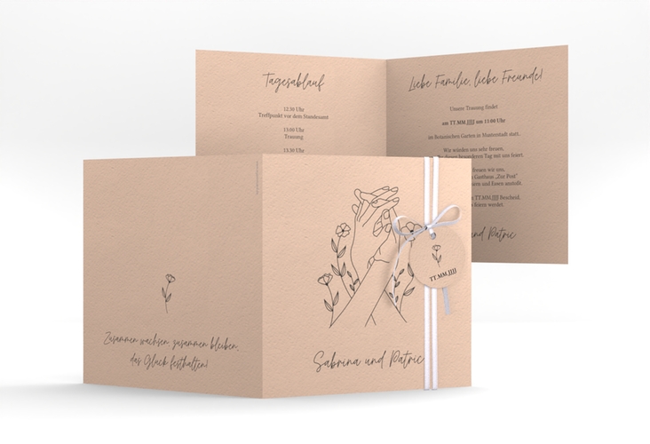 Hochzeitseinladung Blumenglück quadr. Klappkarte apricot hochglanz mit ineinander verschlungenen Händen