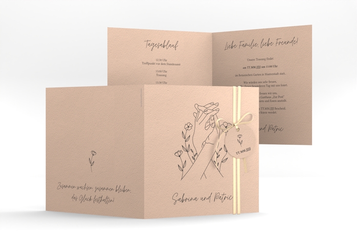 Hochzeitseinladung Blumenglück quadr. Klappkarte apricot hochglanz mit ineinander verschlungenen Händen
