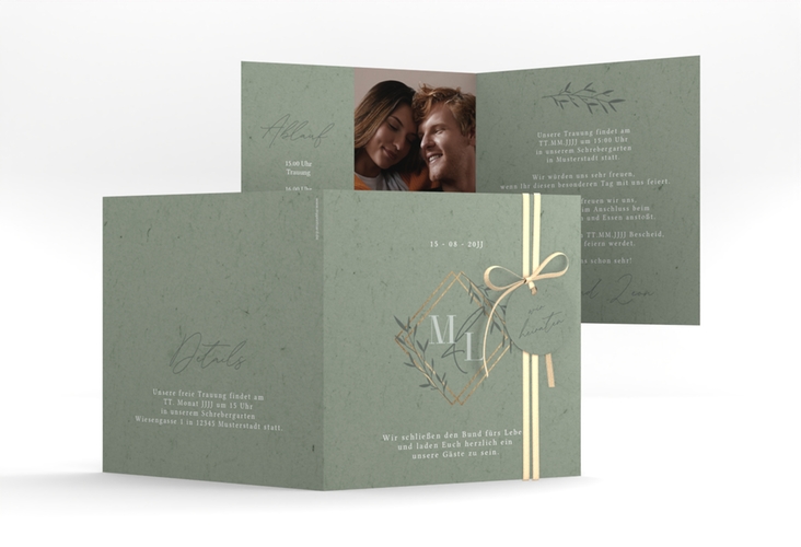 Hochzeitseinladung Greenletter quadr. Klappkarte gruen mit Initialen in elegantem Goldrahmen mit Blättern