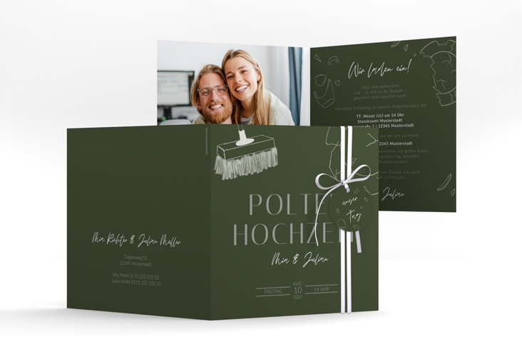 Hochzeitseinladung Polterhochzeit quadr. Klappkarte gruen mit Besen und kaputtem Porzellanteller