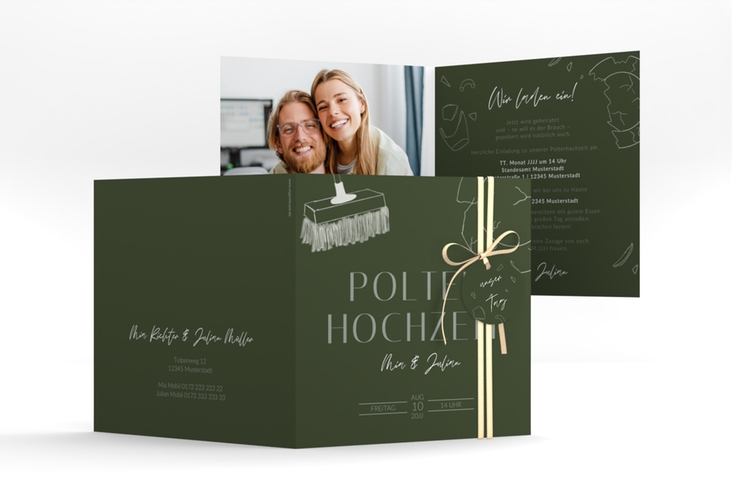Hochzeitseinladung Polterhochzeit quadr. Klappkarte gruen mit Besen und kaputtem Porzellanteller