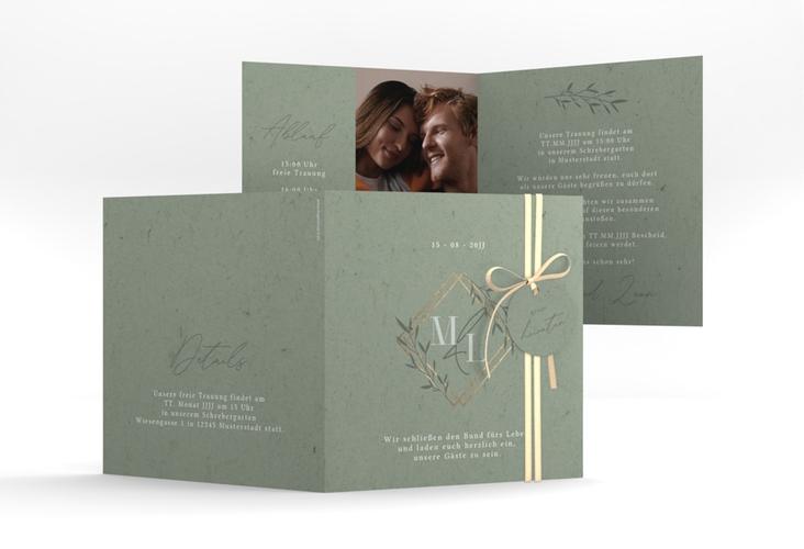 Hochzeitseinladung Greenletter quadr. Klappkarte gruen mit Initialen in elegantem Goldrahmen mit Blättern