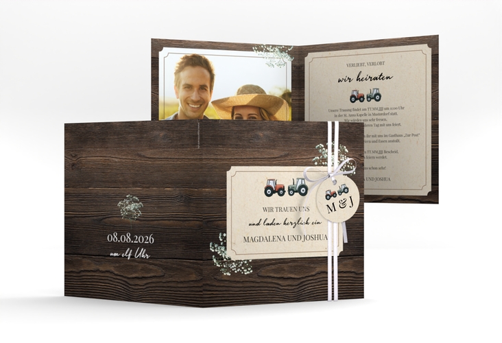 Hochzeitseinladung Bauernhochzeit quadr. Klappkarte braun in rustikaler Holz-Optik mit Schleierkraut und zwei kleinen Traktoren