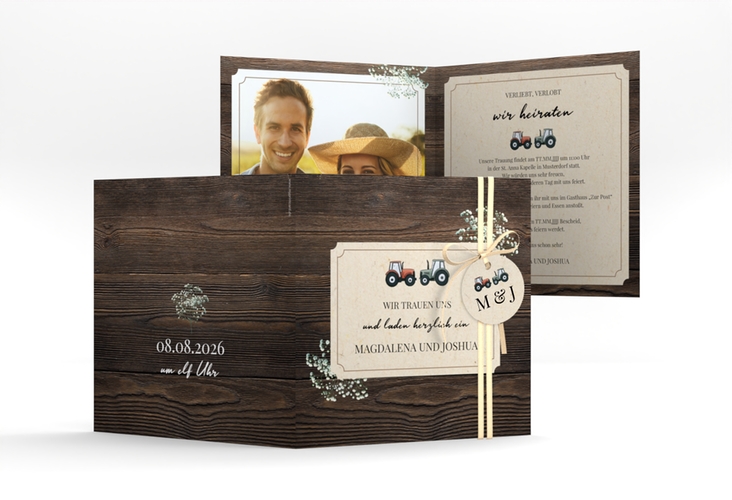 Hochzeitseinladung Bauernhochzeit quadr. Klappkarte braun in rustikaler Holz-Optik mit Schleierkraut und zwei kleinen Traktoren