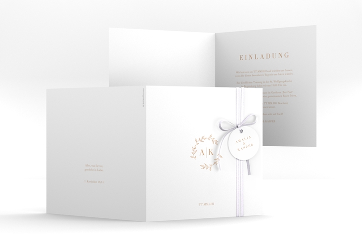 Hochzeitseinladung Filigrana quadr. Klappkarte beige hochglanz in reduziertem Design mit Initialen und zartem Blätterkranz