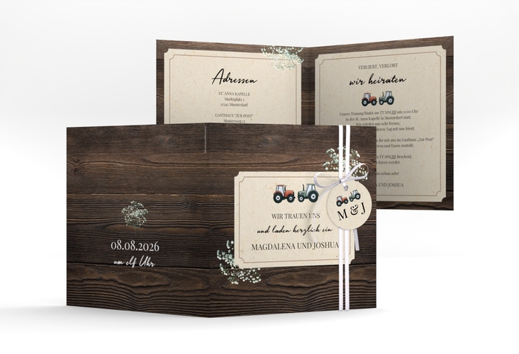 Hochzeitseinladung Bauernhochzeit quadr. Klappkarte in rustikaler Holz-Optik mit Schleierkraut und zwei kleinen Traktoren