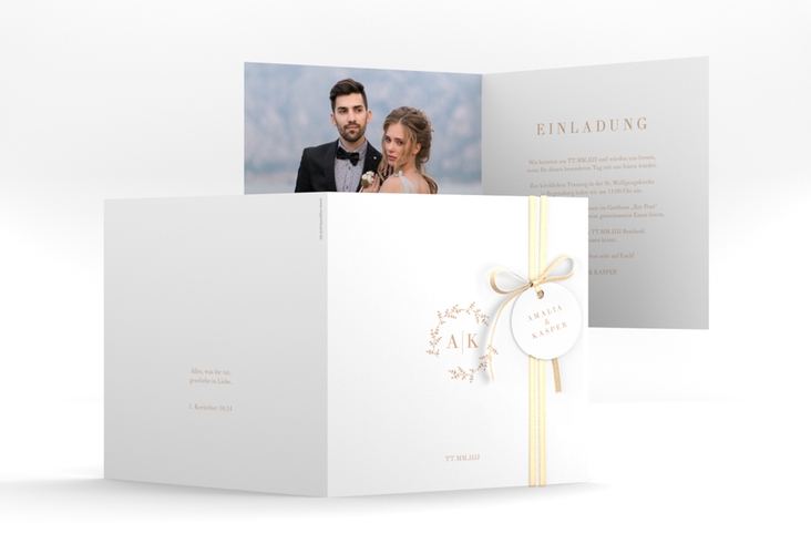 Hochzeitseinladung Filigrana quadr. Klappkarte beige in reduziertem Design mit Initialen und zartem Blätterkranz