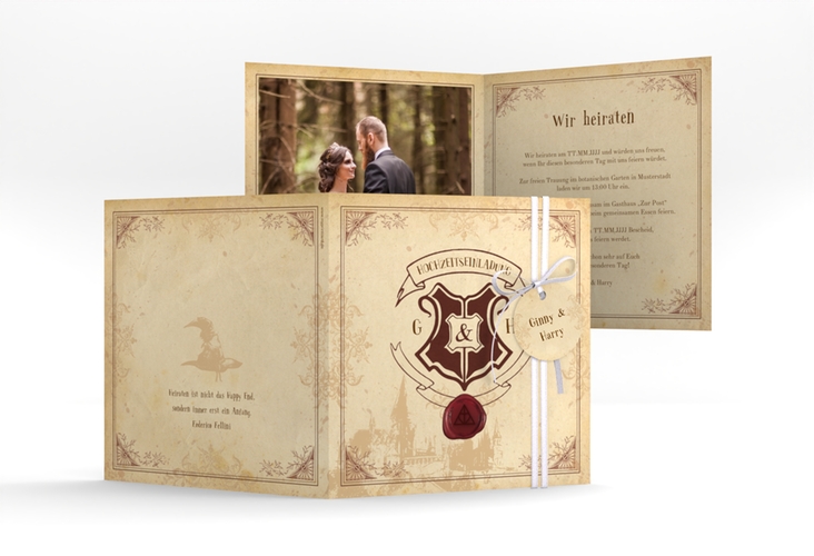Hochzeitseinladung Zauberkunst quadr. Klappkarte beige hochglanz mit Fantasy-Wappen, Siegel und Zauberschule