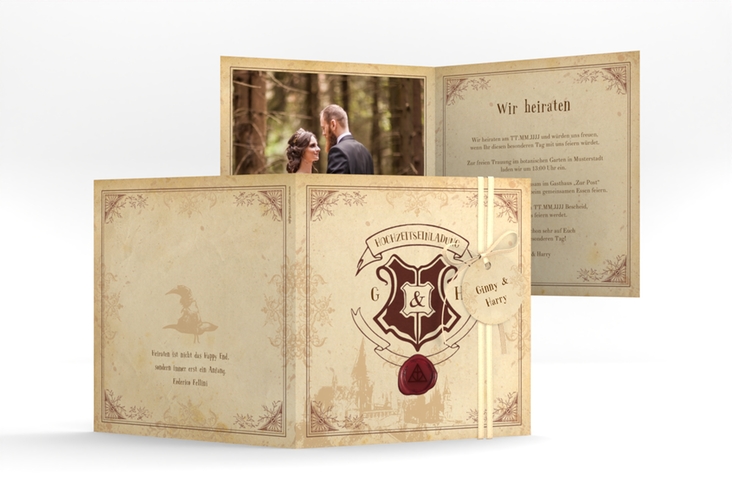 Hochzeitseinladung Zauberkunst quadr. Klappkarte beige hochglanz mit Fantasy-Wappen, Siegel und Zauberschule