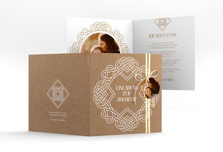 Hochzeitseinladung Herzknotten quadr. Klappkarte mit Goldrahmen und roten Herzen