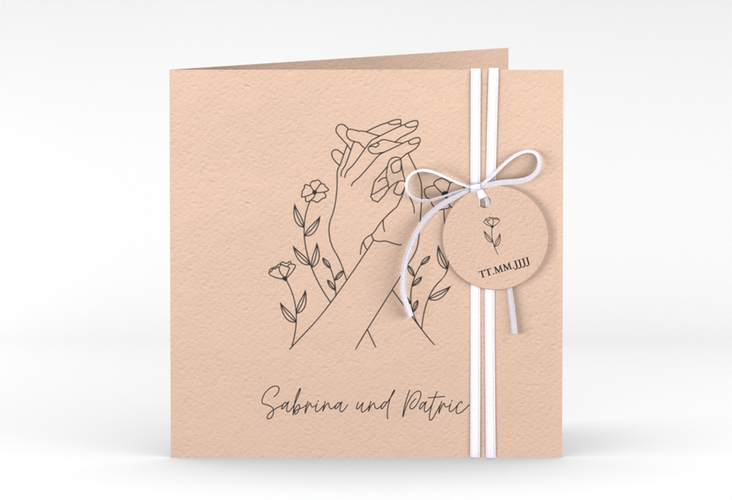 Hochzeitseinladung Blumenglück quadr. Klappkarte apricot hochglanz mit ineinander verschlungenen Händen