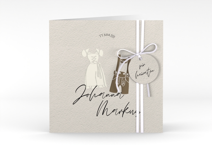 Hochzeitseinladung Trachtenhochzeit quadr. Klappkarte beige hochglanz mit Dirndl und Lederhose