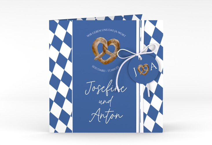 Hochzeitseinladung Bayrisch quadr. Klappkarte mit weiß-blauen Rauten und Brezel in Herzform