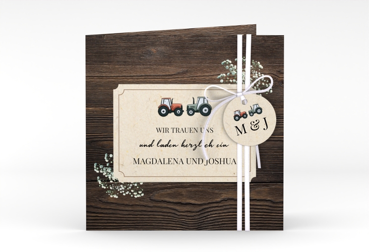 Hochzeitseinladung Bauernhochzeit quadr. Klappkarte in rustikaler Holz-Optik mit Schleierkraut und zwei kleinen Traktoren
