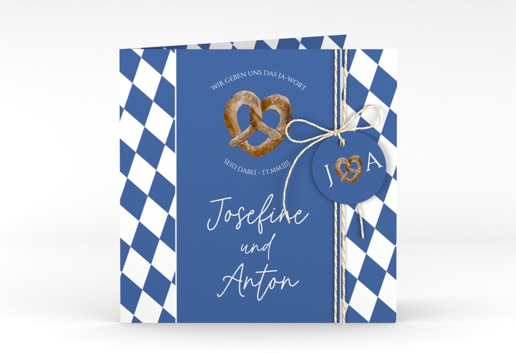 Hochzeitseinladung Bayrisch quadr. Klappkarte mit weiß-blauen Rauten und Brezel in Herzform