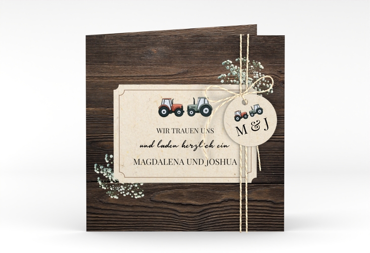 Hochzeitseinladung Bauernhochzeit quadr. Klappkarte in rustikaler Holz-Optik mit Schleierkraut und zwei kleinen Traktoren