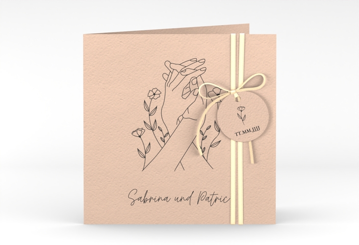Hochzeitseinladung Blumenglück quadr. Klappkarte apricot hochglanz mit ineinander verschlungenen Händen