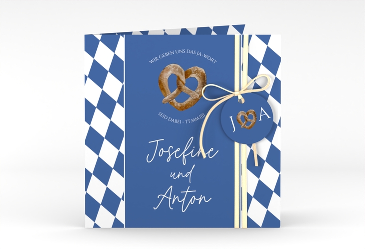Hochzeitseinladung Bayrisch quadr. Klappkarte mit weiß-blauen Rauten und Brezel in Herzform