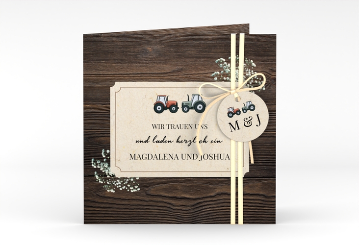 Hochzeitseinladung Bauernhochzeit quadr. Klappkarte in rustikaler Holz-Optik mit Schleierkraut und zwei kleinen Traktoren