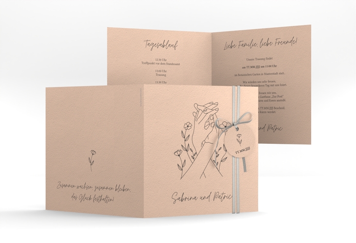 Hochzeitseinladung Blumenglück quadr. Klappkarte apricot hochglanz mit ineinander verschlungenen Händen
