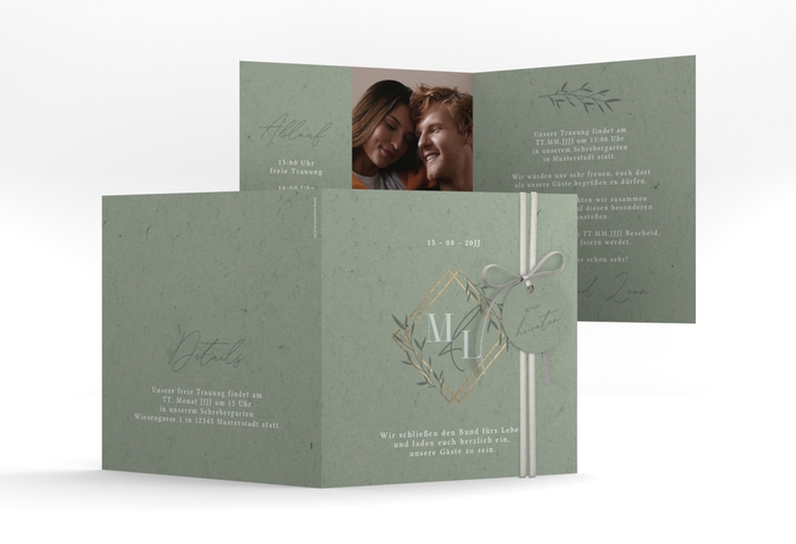 Hochzeitseinladung Greenletter quadr. Klappkarte gruen mit Initialen in elegantem Goldrahmen mit Blättern
