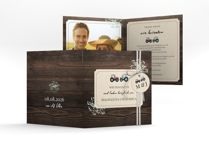Hochzeitseinladung Bauernhochzeit quadr. Klappkarte braun in rustikaler Holz-Optik mit Schleierkraut und zwei kleinen Traktoren