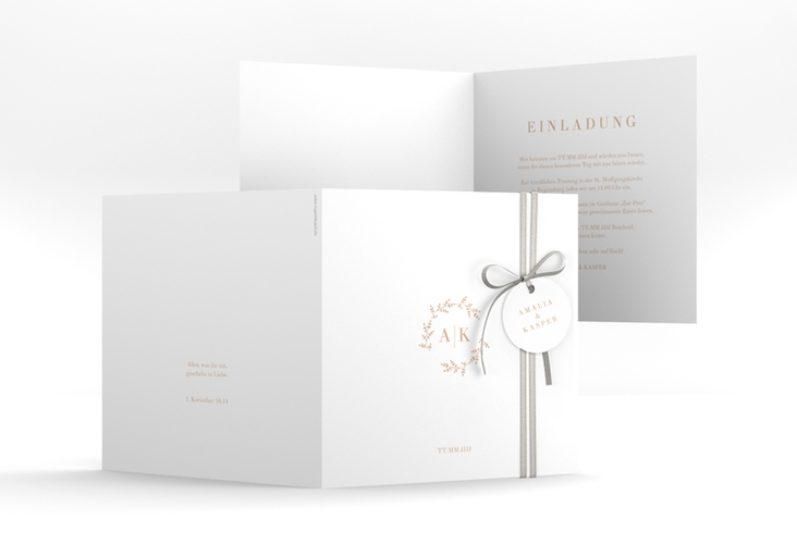 Hochzeitseinladung Filigrana quadr. Klappkarte beige hochglanz in reduziertem Design mit Initialen und zartem Blätterkranz