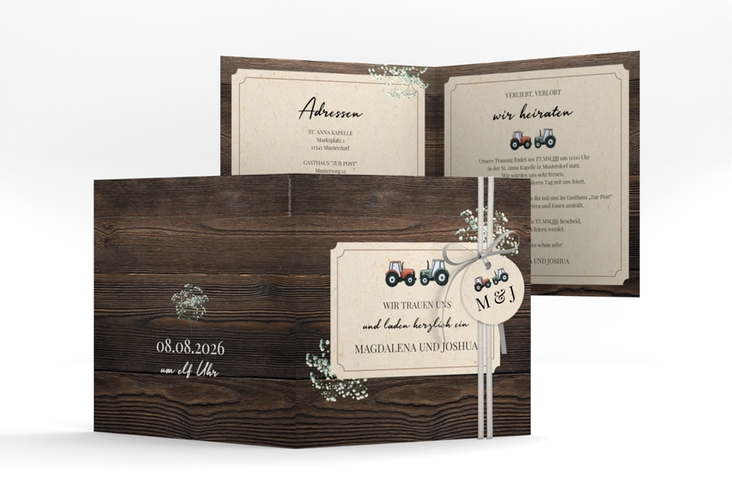 Hochzeitseinladung Bauernhochzeit quadr. Klappkarte braun in rustikaler Holz-Optik mit Schleierkraut und zwei kleinen Traktoren