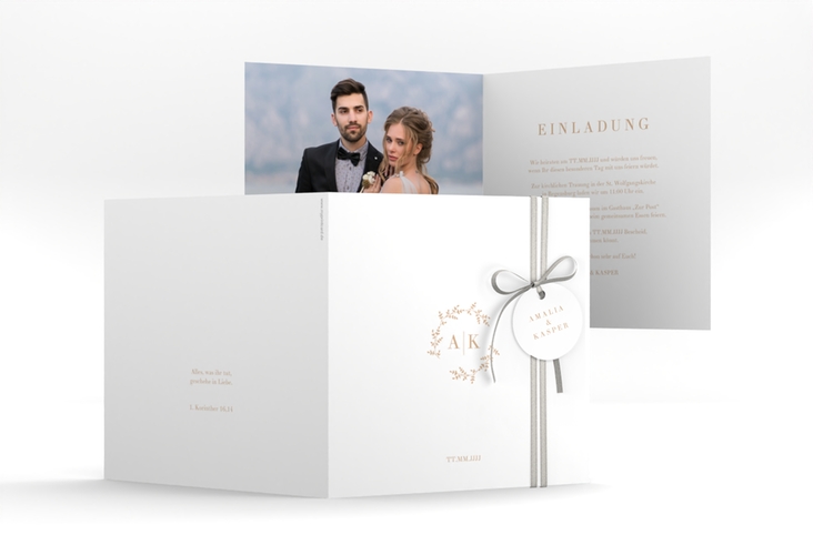 Hochzeitseinladung Filigrana quadr. Klappkarte beige in reduziertem Design mit Initialen und zartem Blätterkranz