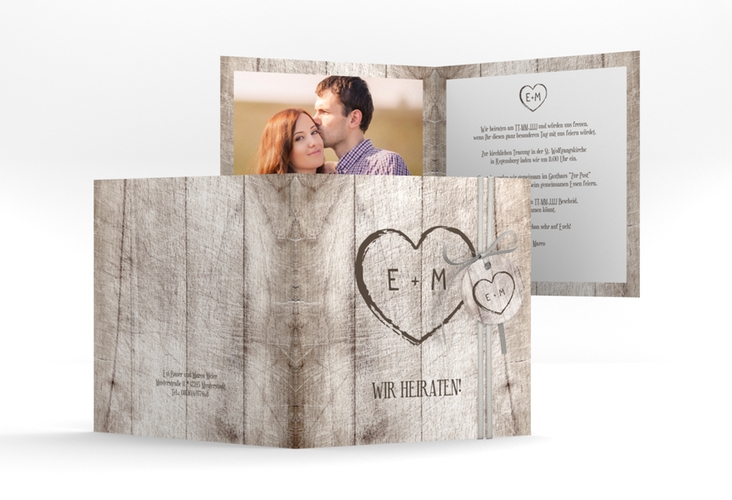 Hochzeitseinladung "Wood" Quadratische Klappkarte weiss in Holz-Optik mit Herz und Initialen