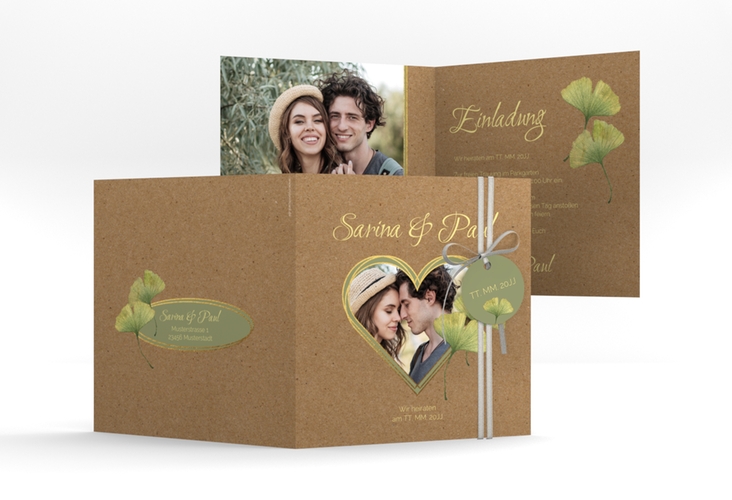 Hochzeitseinladung Ginko quadr. Klappkarte Kraftpapier hochglanz mit Herz und zwei Ginkgo-Blättern