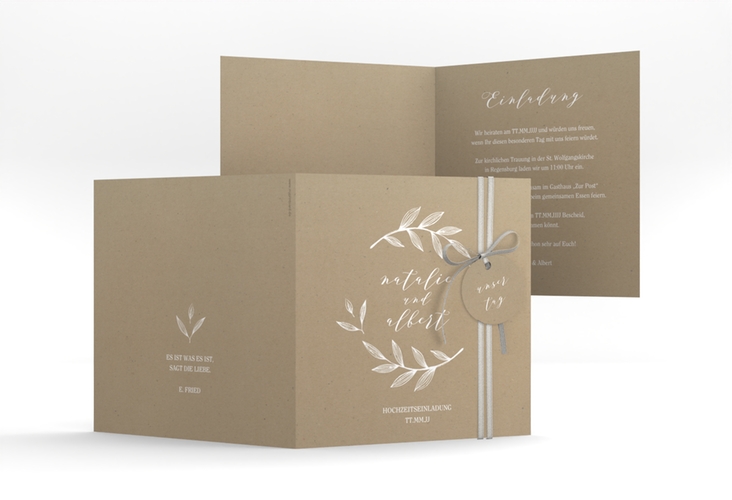 Hochzeitseinladung Naturelove quadr. Klappkarte weiss hochglanz in Kraftpapier-Optik mit Blätterkranz