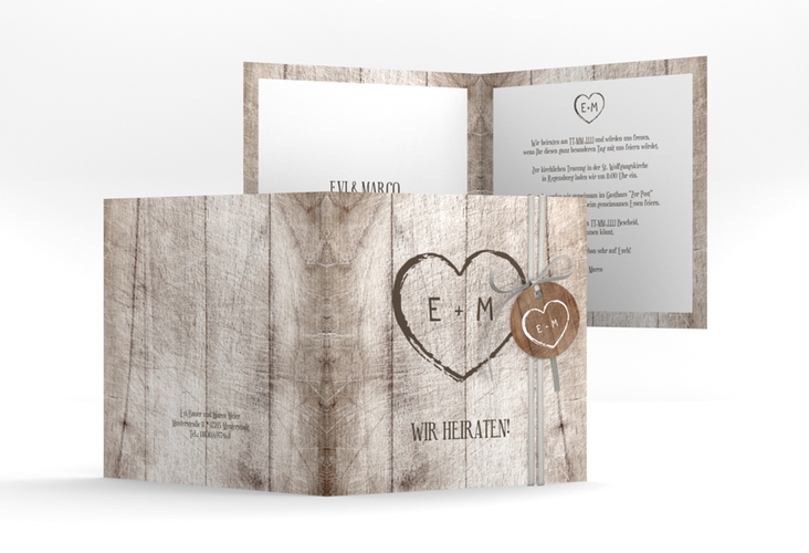Hochzeitseinladung Wood quadr. Klappkarte hochglanz in Holz-Optik mit Herz und Initialen