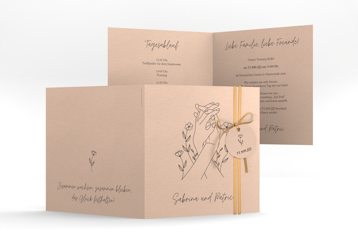 Hochzeitseinladung Blumenglück quadr. Klappkarte apricot hochglanz mit ineinander verschlungenen Händen