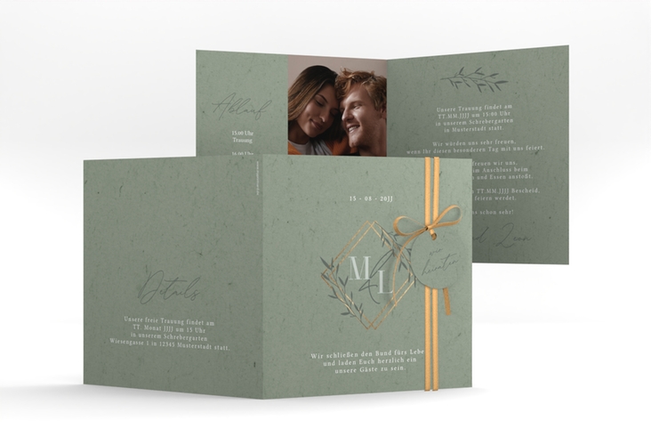 Hochzeitseinladung Greenletter quadr. Klappkarte gruen mit Initialen in elegantem Goldrahmen mit Blättern