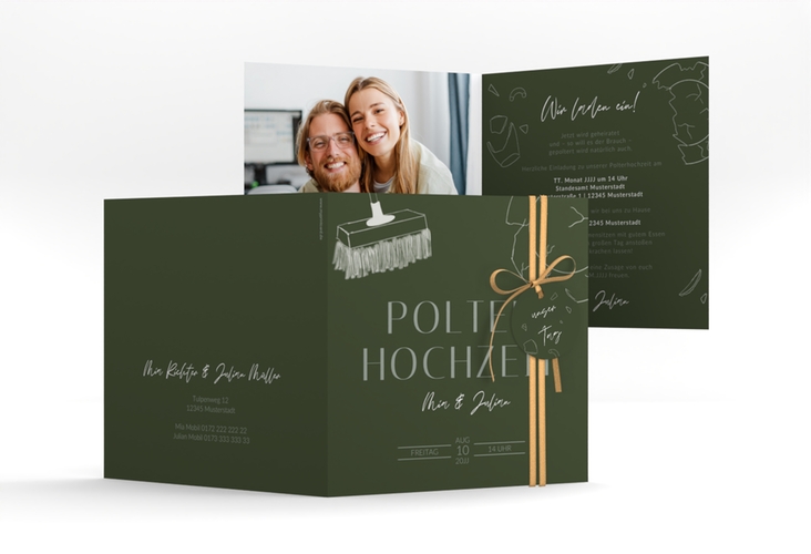 Hochzeitseinladung Polterhochzeit quadr. Klappkarte gruen mit Besen und kaputtem Porzellanteller