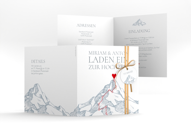Hochzeitseinladung Berge quadr. Klappkarte mit Berggipfel und eingezeichneter Route zum Herzen